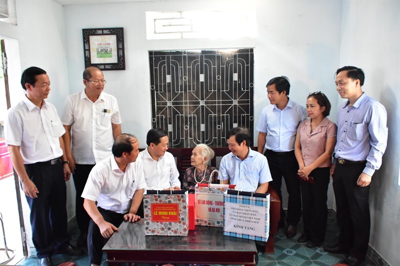 Phó Thủ tướng Chính phủ Lê Minh Khái cùng đoàn công tác thăm tặng quà Mẹ Việt Nam Anh hùng Nguyễn Thị Tuyết