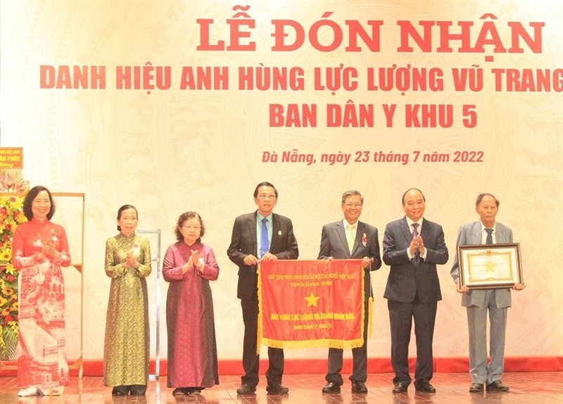 Chủ tịch nước Nguyễn Xuân Phúc trao tặng danh hiệu AHLLVTND cho Ban Dân y khu 5.