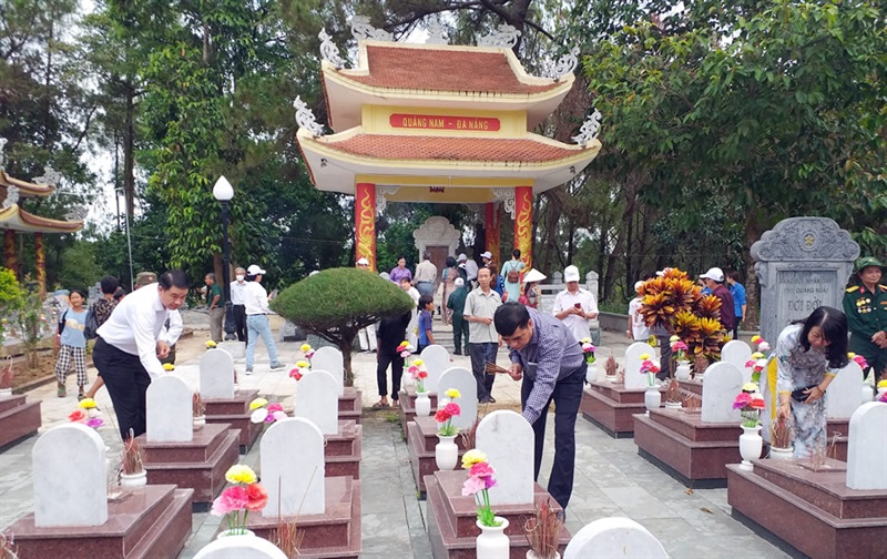 Đoàn về nguồn Quận Thanh Khê thắp hương trên mộ các Liệt sĩ trong khuôn viên dành riêng cho Quảng Nam-Đà Nẵng tại Nghĩa trang liệt sĩ quốc gia Trường Sơn.