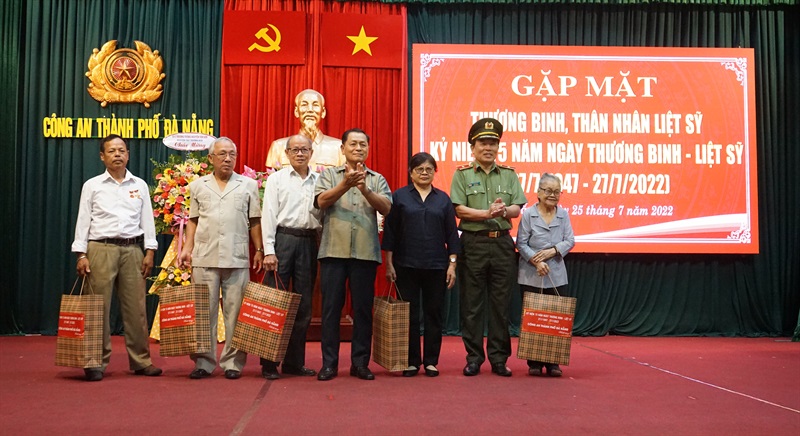 Thượng tướng Lê Thế Tiệm, Ban Giám đốc Công an TP Đà Nẵng và các đại biểu chụp ảnh lưu niệm tại buổi lễ gặp mặt.