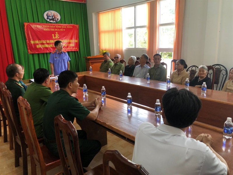 Hội Cựu chiến binh, Đoàn Thanh niên Viện kiểm sát nhân dân tỉnh và Chi đoàn Phòng Tổ chức cán bộ Công an tỉnh trao tặng quà