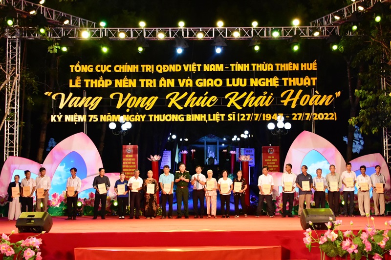 Thiếu tướng Nguyễn Văn Gấu và Chủ tịch UBND tỉnh Thừa Thiên - Huế Nguyễn Văn Phương tặng quà cho các gia đình chính sách