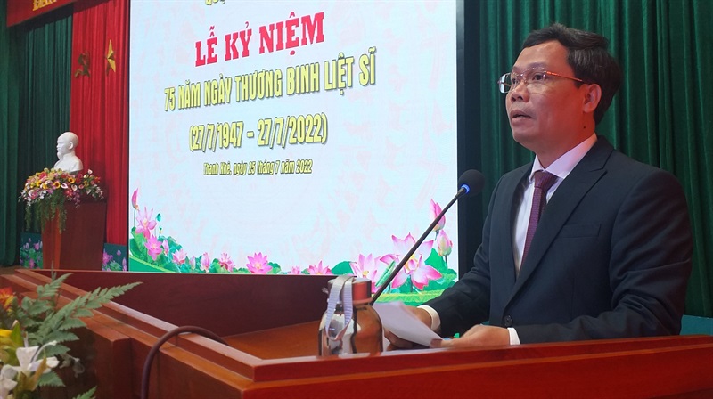 Chủ tịch UBND quận Thanh Khê Hồ Thuyên tặng giấy khen cho các tập thể cá nhân