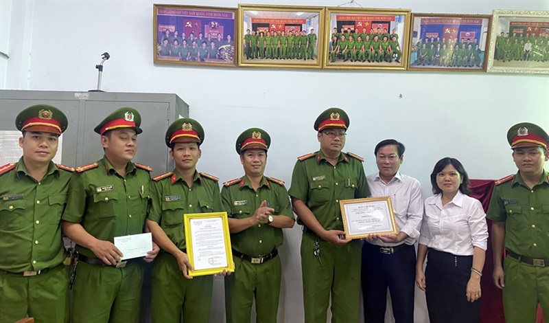 Lãnh đạo CAQ Thanh Khê và P. Tam Thuận khen thưởng CAP Tam Thuận.