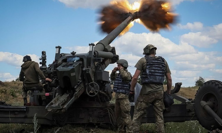 Binh sĩ Ukraine khai hỏa lựu pháo FH-70 về phía lực lượng Nga ở vùng Donbass hôm 18-7. Ảnh: Reuters