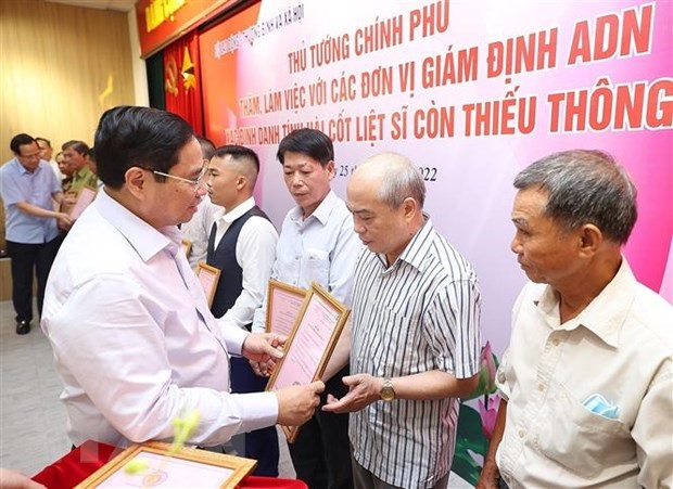 Thủ tướng Phạm Minh Chính trao kết quả giám định ADN cho gia đình liệt sỹ.