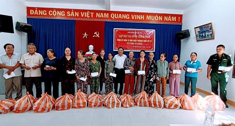 Đại diện lãnh đạo Đồn Biên phòng Hải Vân cùng chính quyền địa phương, nhà hảo tâm trao quà cho các hộ gia đình chính sách.