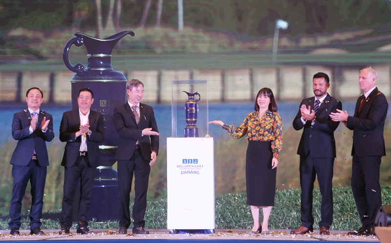 Ra mắt chiếc cúp đặc biệt làm bằng gốm Chu Đậu dành cho nhà vô địch của BRG Open Golf Championship Danang 2022.