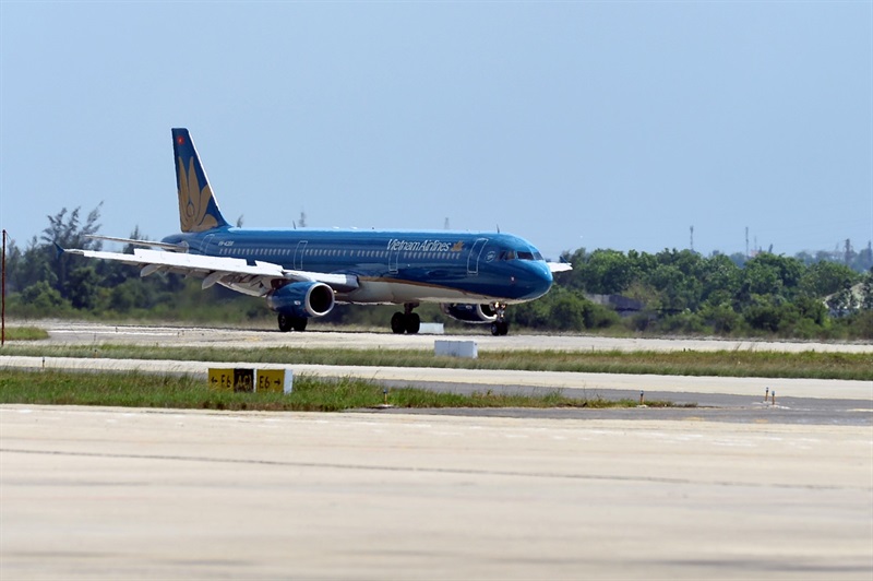 Máy bay của Vietnam Airlines hạ cánh xuống Sân bay Quốc tế Đà Nẵng