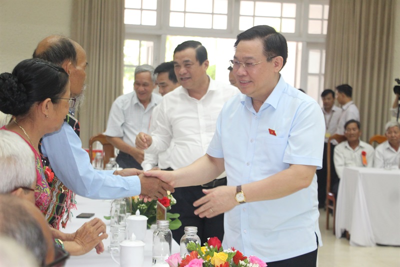 Thay mặt lãnh đạo tỉnh, ông Lê Văn Dũng - Phó Bí thư Thường trực Tỉnh ủy tặng quà cho người có công tiêu biểu.