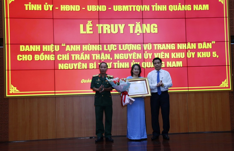 Bí thư Thành ủy Đà Nẵng Nguyễn Văn Quảng trao Huy hiệu 80 năm tuổi Đảng cho ông Trần Thận.