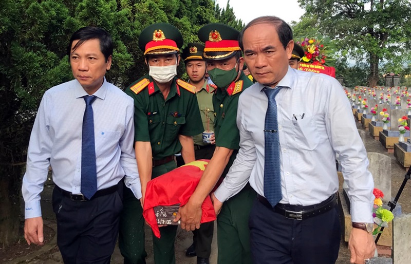 Di chuyển hài cốt các Liệt sĩ đến nơi an táng tại Nghĩa trang liệt sĩ huyện Hướng Hóa.