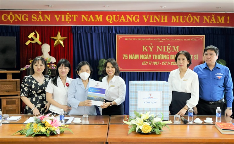 Đoàn Tổng công ty Điện lực miền Trung thăm Trung tâm chăm sóc, phụng dưỡng người có công TP Đà Nẵng.