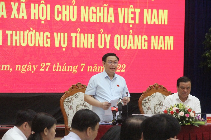 Chủ tịch Quốc hội Vương Đình Huệ gặp mặt, tặng quà cho người có công tiêu biểu của Quảng Nam.