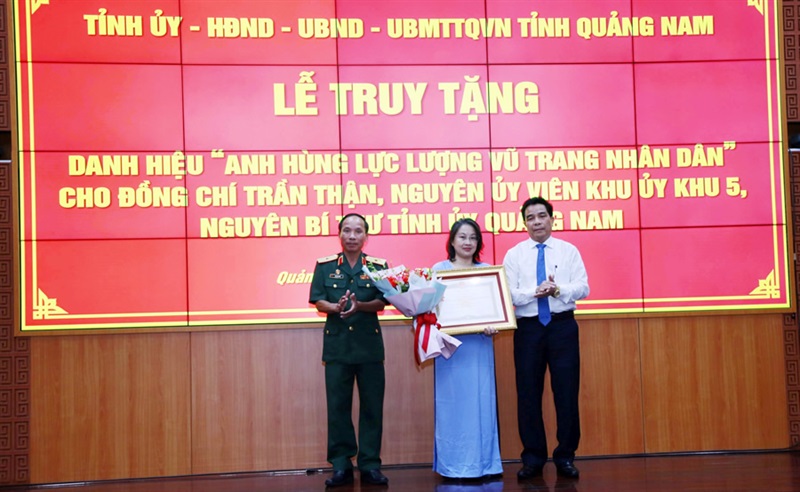 Bà Trần Thị Kim Liên - con gái ông Trần Thận thay mặt gia đình đón nhận danh hiệu Anh hùng LLVTND.