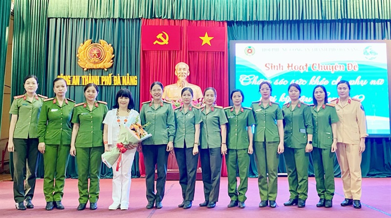 BCH Hội Phụ nữ CATP Đà Nẵng tặng hoa và chụp ảnh lưu niệm cùng bác sĩ Hồ Mai Hoa.