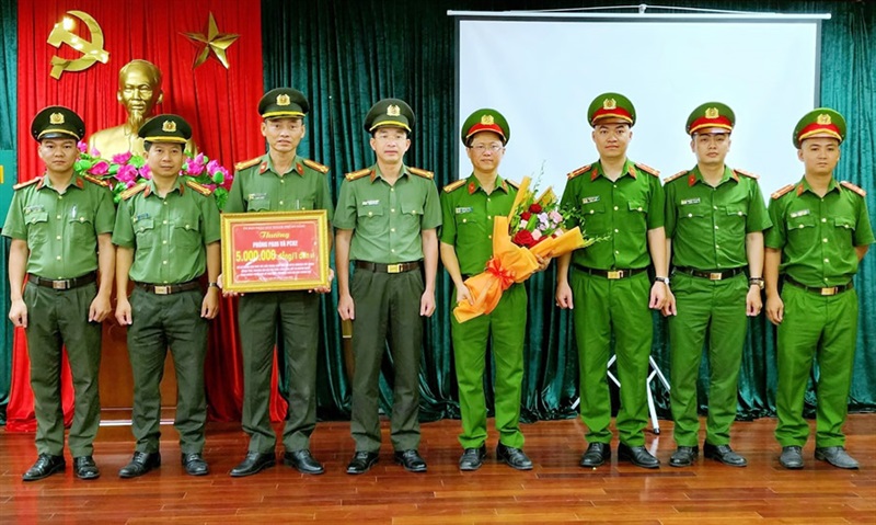 Thượng tá Nguyễn Đại Đồng trao thưởng cho Phòng Cảnh sát Hình sự, Phòng An ninh mạng và phòng chống tội phạm công nghệ cao.