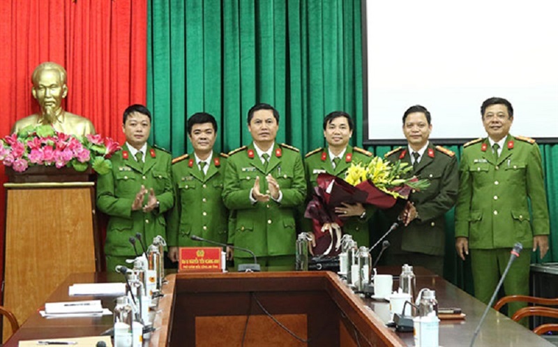 Đại tá Nguyễn Tiến Hoàng Anh - Phó Giám đốc Công an tỉnh Quảng Bình tặng hoa chúc mừng và trao thưởng cho Công an thành phố Đồng Hới có nhiều thành tích xuất sắc.