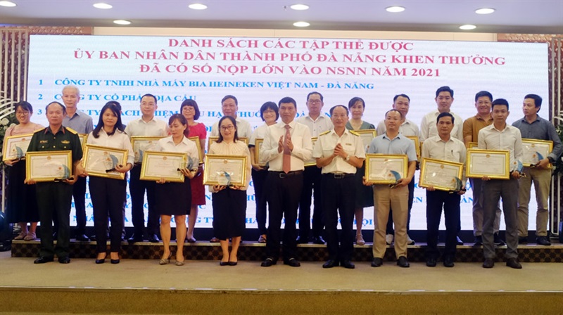 Phó Chủ tịch UBND TP Đà Nẵng Hồ Kỳ Minh và Cục trưởng Cục Thuế TP Đà Nẵng Phạm Đức Thường trao Bằng khen, kỷ niệm chương cho các doanh nghiệp.