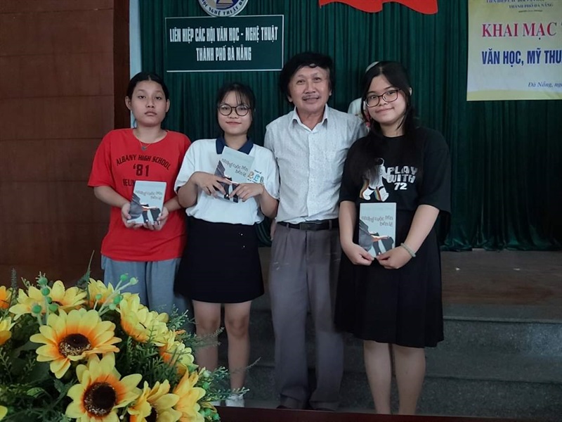 Tác giả với các em đoạt giải tại Trại sáng tác Đà Nẵng 2022.