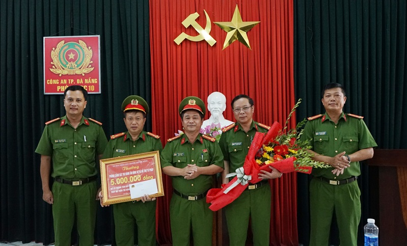 Đại tá Phan Văn Dũng phát biểu chúc mừng thành tích của Phòng Cảnh sát THAHS và HTTP.