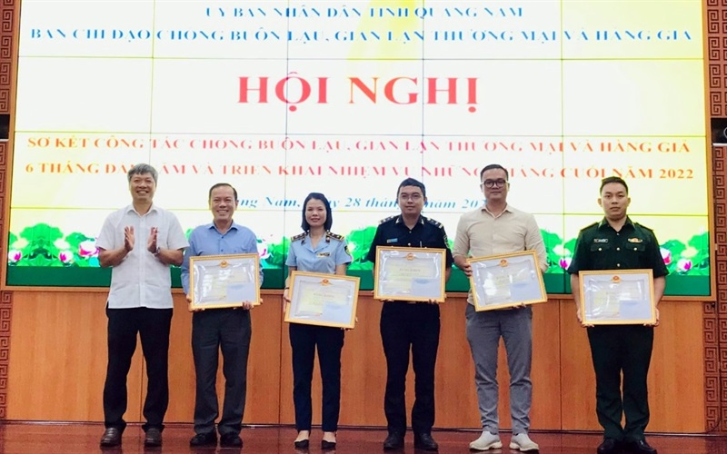 Ông Hồ Quang Bửu - Phó Chủ tịch UBND tỉnh Quảng Nam trao Bằng khen cho 5 cá nhân có thành tích xuất sắc.