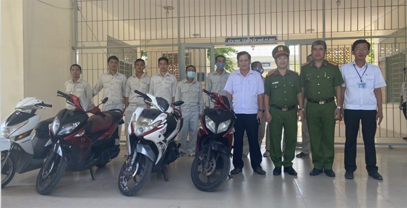 Thượng tá Trần Văn Thọ, Phó Trưởng CAQ Thanh Khê trao tặng xe máy cho Cơ sở xã hội Bàu Bàng