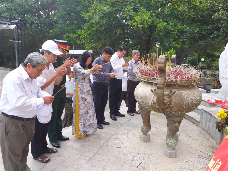 Đoàn dâng hoa, dâng hương tại Di tích quốc gia đặc biệt Thành cổ Quảng Trị