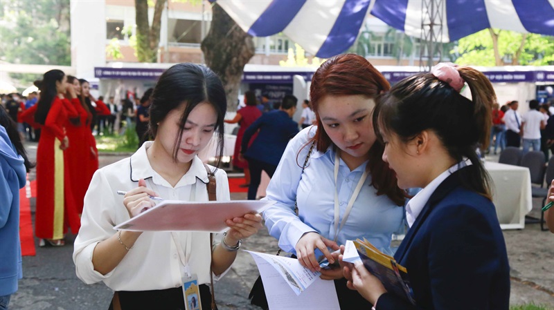Hàng trăm sinh viên, người lao động tìm đến "Ngày hội việc làm sinh viên" lần thứ 6 năm 2022.