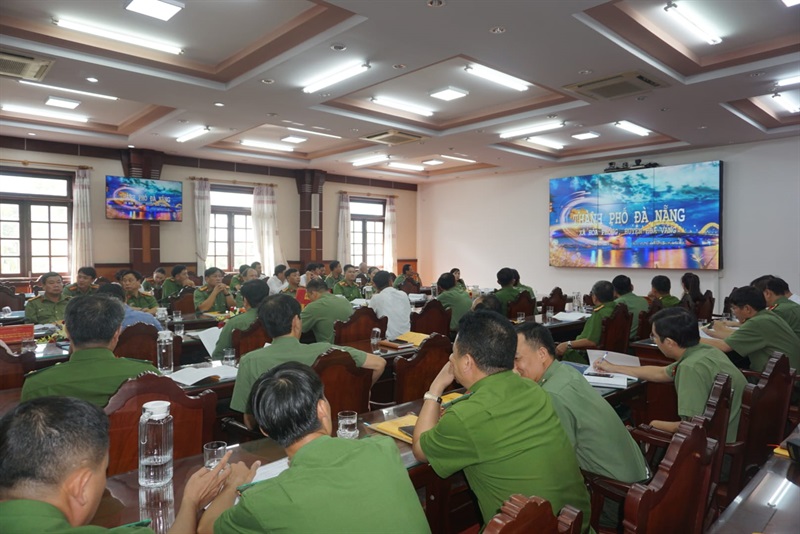 Các đại biểu xem phóng sự về thực hiện "Xã điển hình về phong trào toàn dân BVANTQ" tại xã Hòa Phong, H. Hòa Vang, TP Đà Nẵng. Ảnh THAN ĐN
