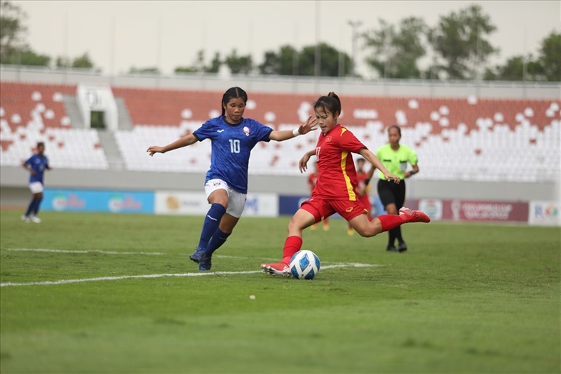 U18 nữ Việt Nam (phải) đang dẫn đầu bảng A sau 3 lượt trận.