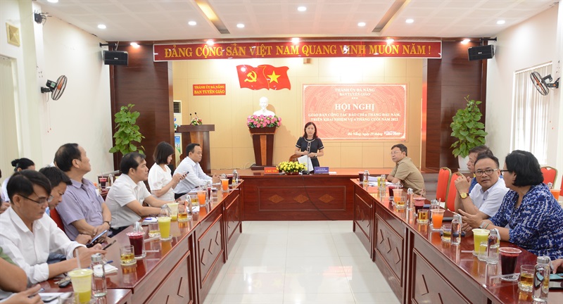 Phó trưởng ban Tuyên giáo Thành ủy Đà Nẵng Mai Thị Thu phát biểu tại hội nghị.