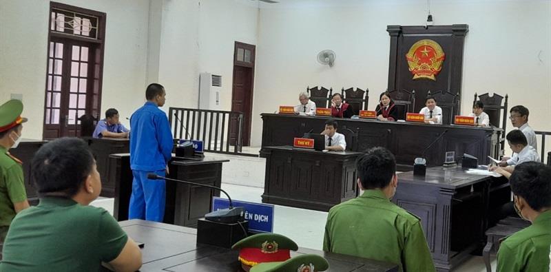 Bị cáo Hồ Văn Đeng nhìn trân trối khi bị HĐXX tuyên án tử hình.