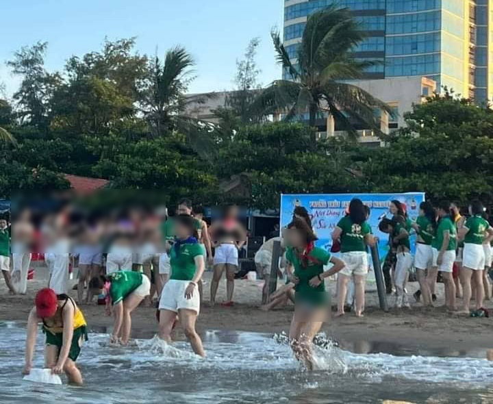 Hình ảnh nhóm du khách nữ chơi trò chơi tập thể gây phản cảm trên bãi biển Cửa Lò.