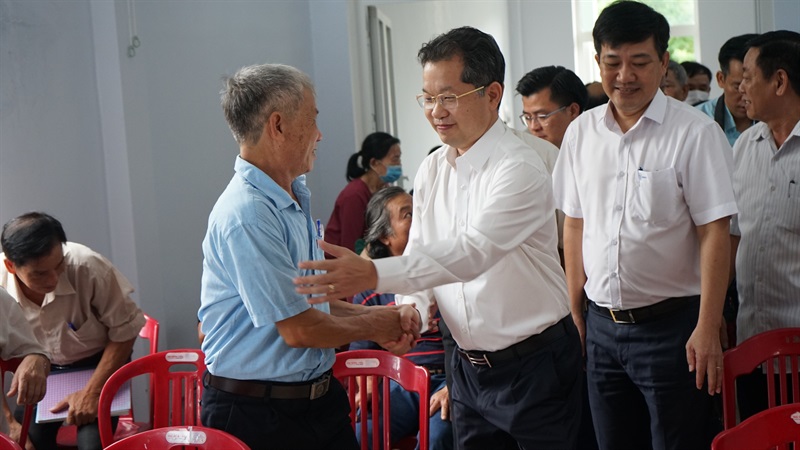 Bí thư Thành uỷ ân cần hỏi thăm sức khoẻ bà Nguyễn Thị Hữu, đảng viên 75 năm tuổi đảng đang sinh hoạt tại Chi bộ 25.