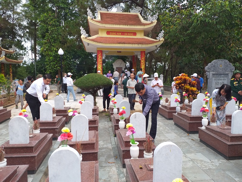 Đoàn thắp hương cho các liệt sĩ quê Quảng Nam - Đà Nẵng tại Nghĩa trang Liệt sĩ Trường Sơn.