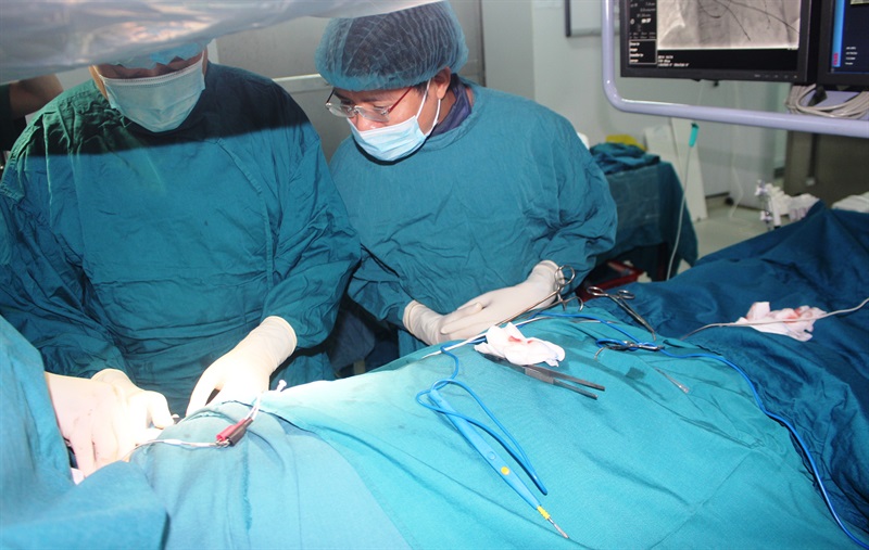 Bác sỹ đặt máy tạo nhịp tái đồng bộ cơ tim tại Đơn nguyên Tim mạch can thiệp, Bệnh viện Đa khoa tỉnh Quảng Trị.