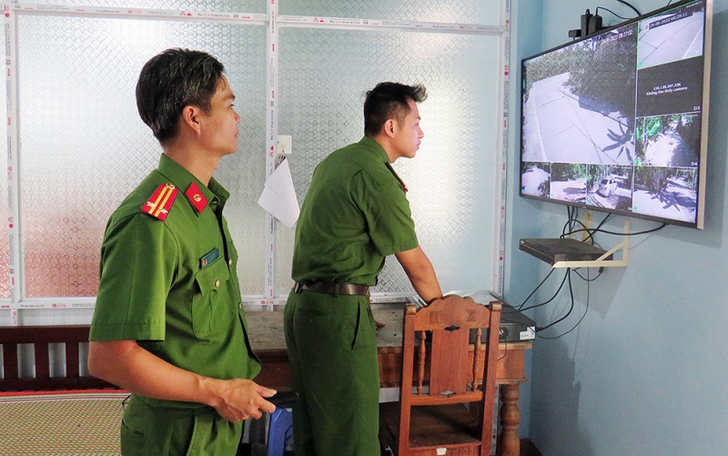 Công an xã Tiên Cảnh theo dõi diễn biến an ninh trật tự qua hệ thống "Camera an ninh".