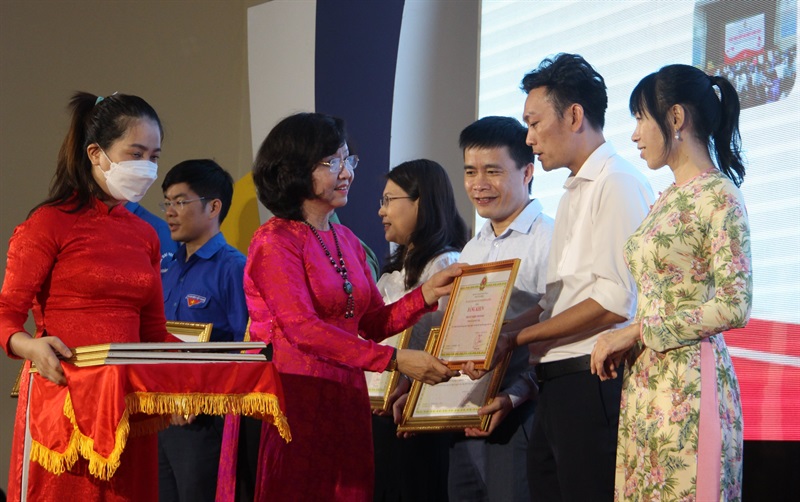 Phó Chủ tịch UBND Ngô Thị Kim Yến tặng Bằng khen cho những gương hiến máu tiêu biểu năm 2021.