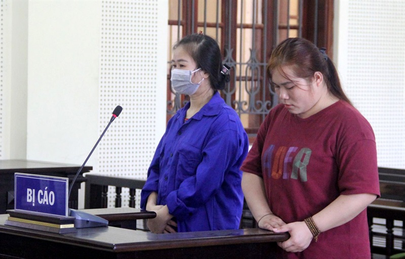 Hai bị cáo Lang Thanh Luân (bên trái ) và Hà Thị Mỹ Duyên tại tòa.