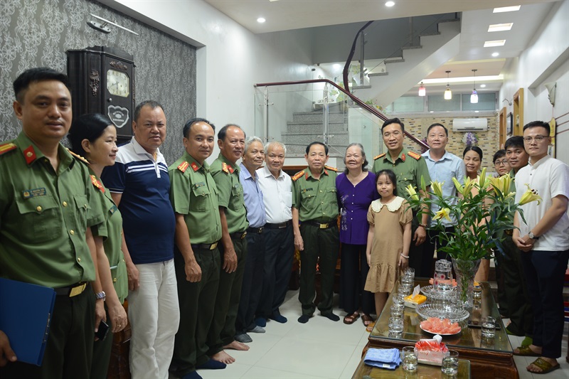 Đoàn CATP Đà Nẵng chụp ảnh lưu niệm với gia đình Liệt sĩ.