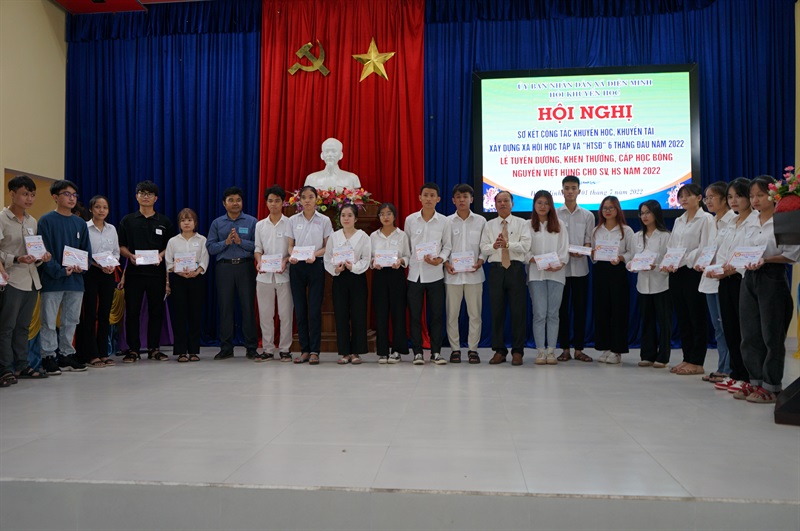 Trao học bổng liệt sĩ Nguyễn Việt Hùng cho học sinh, sinh viên nghèo hiếu học thị xã Điện Bàn.