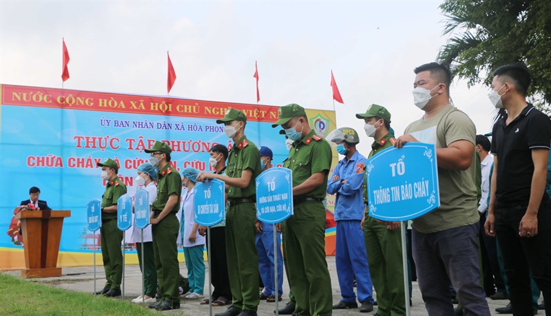 Công an xã Hòa Phong cùng với các lực lượng khác tham gia thực tập phương án chữa cháy, cứu nạn cứu hộ trong cụm dân cư.