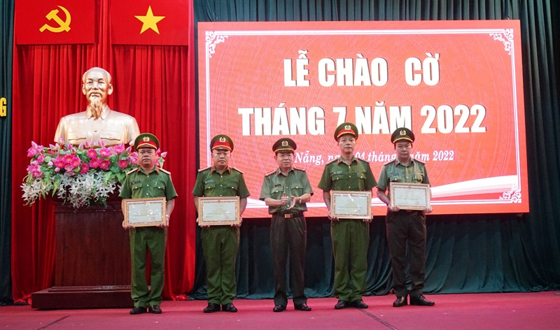 Thượng tá Nguyễn Đại Đồng - Phó Giám đốc Công an TP Đà Nẵng trao Giấy khen cho tập thể và cá nhân có thành tích xuất sắc trong công tác xây dựng phong trào toàn dân BVANTQ.
