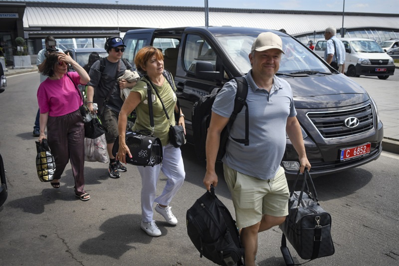 Nhân viên đại sứ quán Nga tại Bulgaria cùng gia đình khởi hành về nước tại sân bay Sofia hôm 3-7. Ảnh: AFP