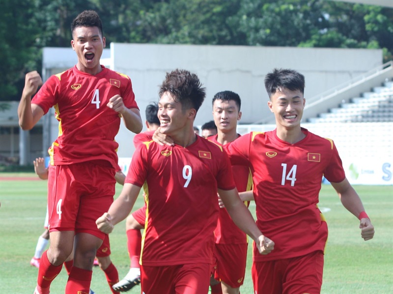 Quốc Việt (số 9) lập cú đúp trong chiến thắng 4-1 của U19 Việt Nam trước U19 Philippines.