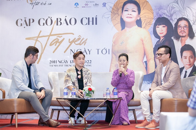 Ca sĩ Khánh Ly trao đổi về liveshow tại buổi giới thiệu.