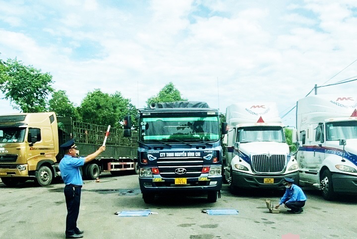 Thanh tra Sở GTVT TP kiểm tra các phương tiện xe ô-tô vận tải hàng hóa tại 1 bãi đỗ xe trên địa bàn TP.