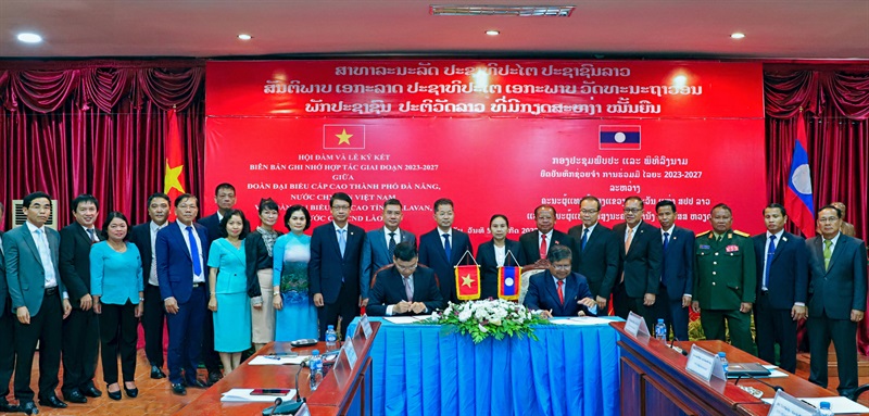 Các thành viên đoàn công tác chứng kiến ký kết biên bản hợp tác giữa UBND thành phố Đà Nẵng và tỉnh Salavane giai đoạn 2023-2027.