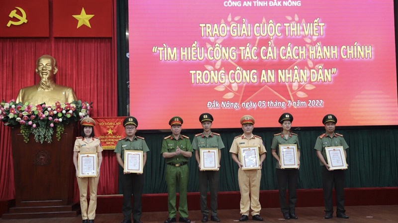 Đại tá Nguyễn Tường Vũ, Phó giám đốc Công an tỉnh trao giải Cuộc thi viết “Tìm hiểu 60 năm Ngày truyền thống lực lượng Cảnh sát nhân dân”